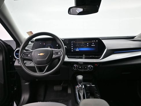 Used 2025 Chevrolet Trax LT FWD image 12