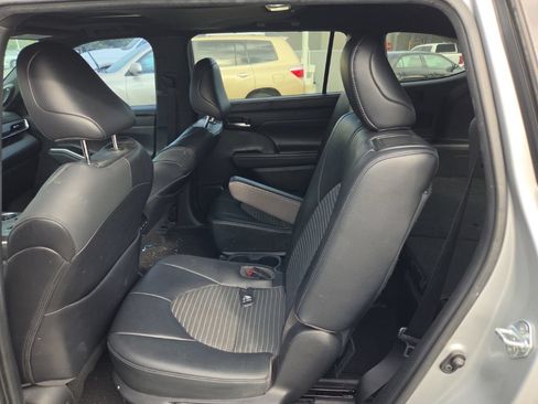Used 2021 Toyota Highlander XSE FWD image 11