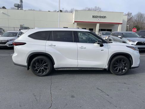 Used 2024 Toyota Highlander Platinum image 12