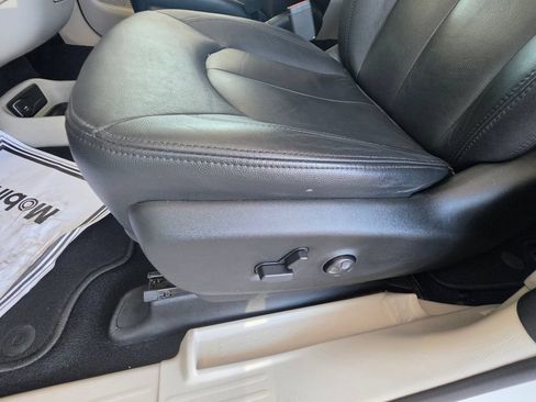 Used 2018 Chrysler Pacifica LX FWD image 16