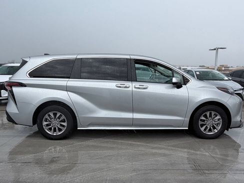 Used 2025 Toyota Sienna LE FWD image 2
