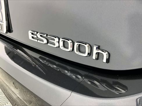 Used 2025 Lexus ES 300h w/ Premium Package image 9