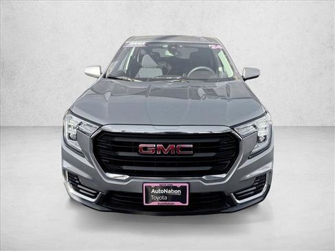 Used 2024 GMC Terrain SLE image 2