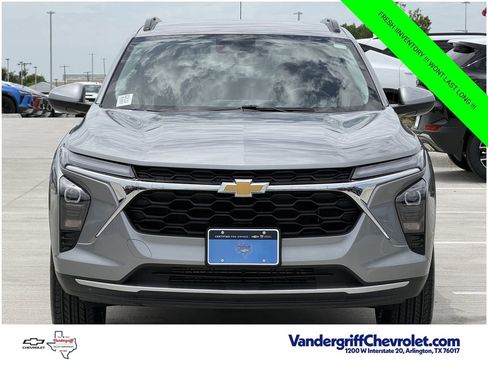 Used 2025 Chevrolet Trax LT w/ LT Convenience Package FWD image 7