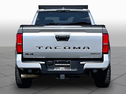 Used 2025 Toyota Tacoma TRD Sport AWD/4WD image 4
