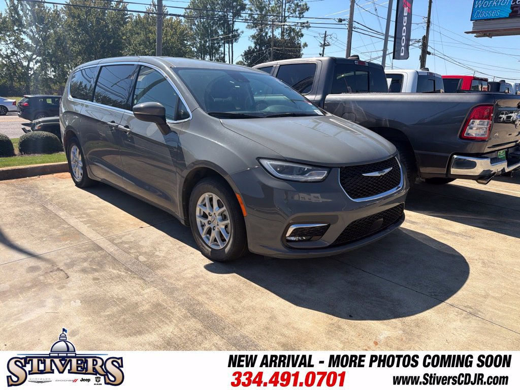 Used 2023 Chrysler Pacifica Touring-L FWD image 1