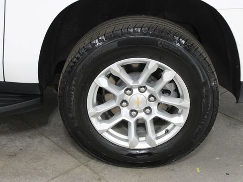 Used 2025 Chevrolet Suburban LT RWD image 53