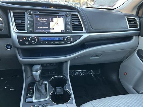 Certified 2019 Toyota Highlander Limited AWD/4WD image 21