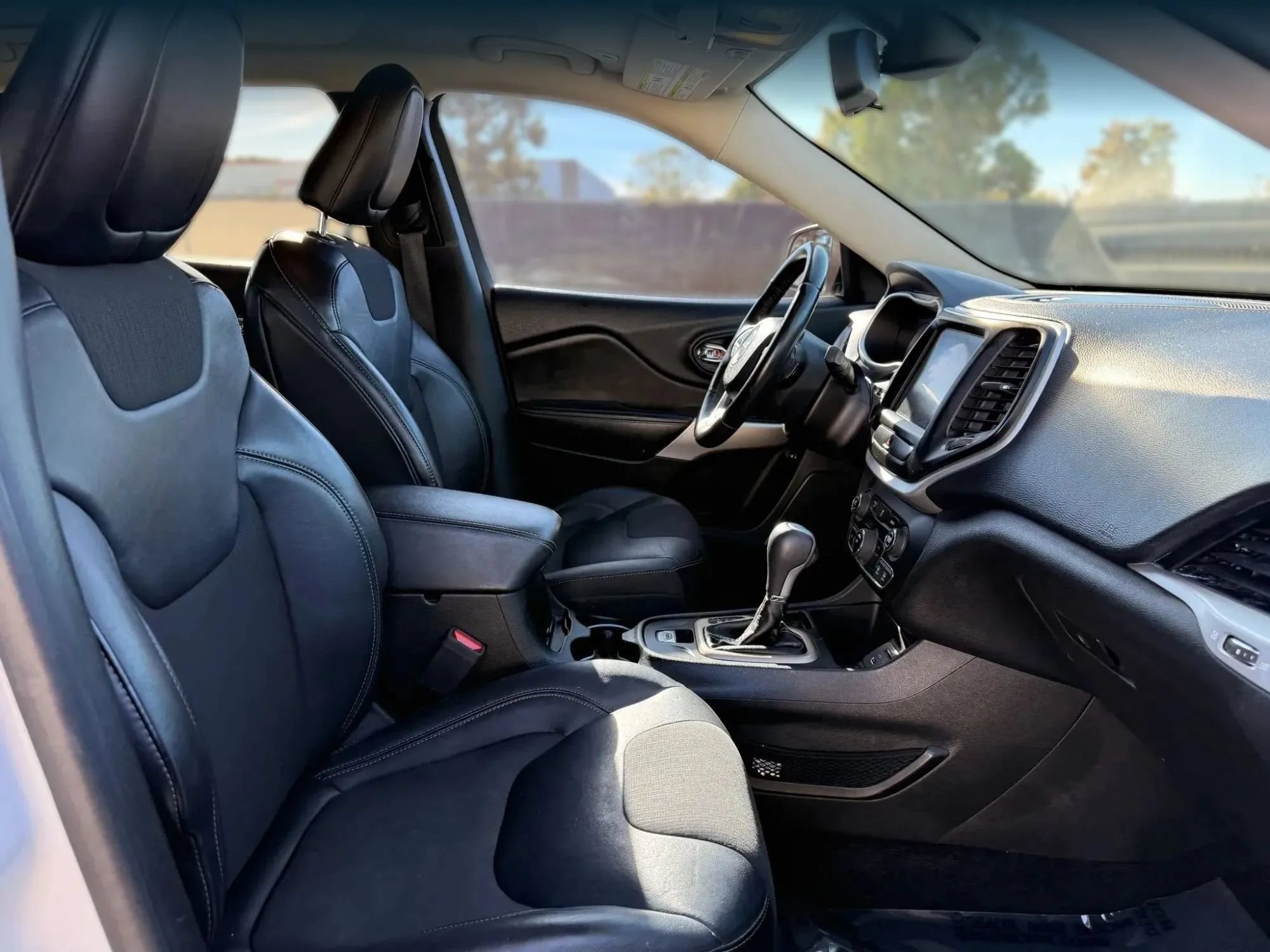 Used 2018 Jeep Cherokee Latitude Plus FWD image 18