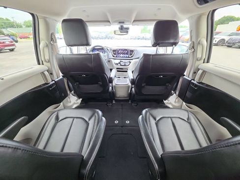 Certified 2023 Chrysler Pacifica Touring-L FWD image 20