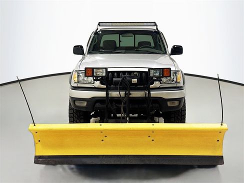 Used 2004 Toyota Tacoma 4x4 Xtracab V6 w/ SR5 Color-Keyed Pkg image 2