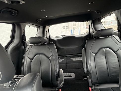 Used 2019 Chrysler Pacifica Touring-L Plus w/ S Appearance Package image 20