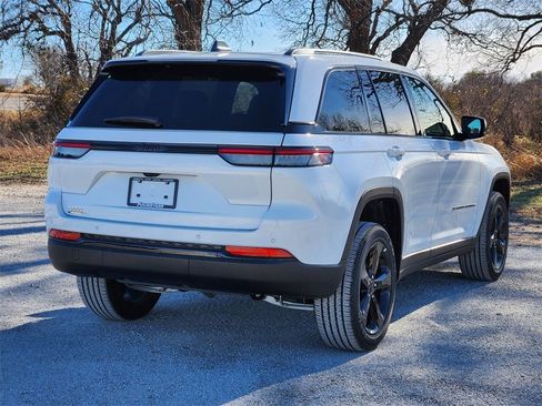 New 2025 Jeep Grand Cherokee Altitude image 5