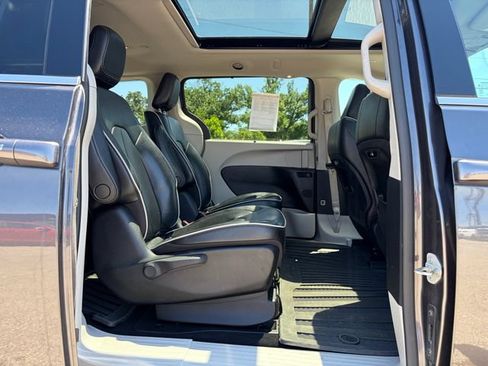 Used 2021 Chrysler Pacifica Limited w/ Premium & Safety Sphere Group FWD image 7