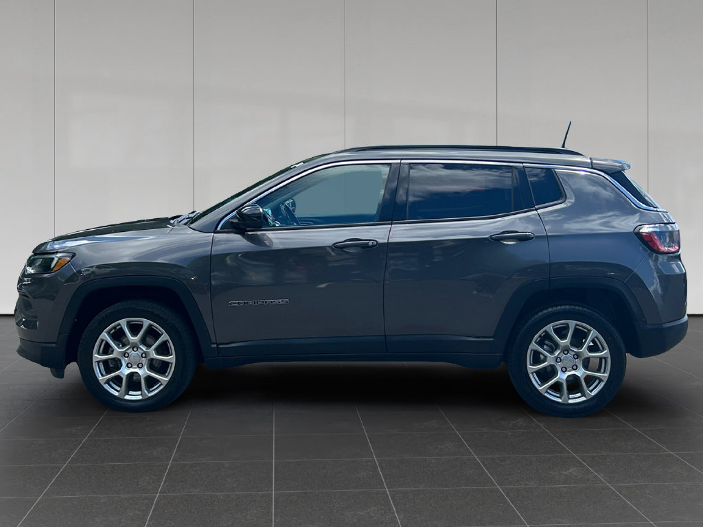 Used 2022 Jeep Compass Latitude AWD/4WD image 2
