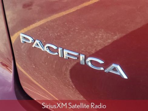 Used 2022 Chrysler Pacifica Touring-L image 7