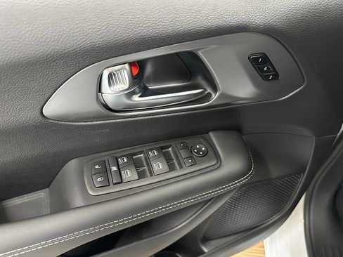 New 2026 Chrysler Pacifica Select image 11