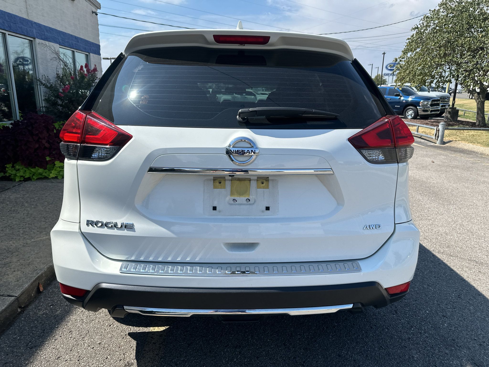 Used 2017 Nissan Rogue S AWD/4WD image 5