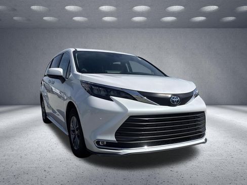 Used 2024 Toyota Sienna XLE FWD image 3