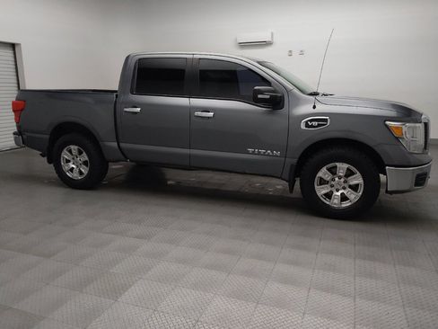 Used 2017 Nissan Titan SV image 11