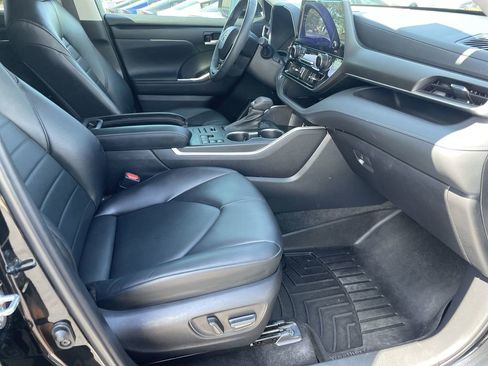 Used 2023 Toyota Highlander XLE AWD/4WD image 33