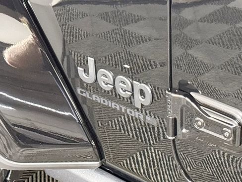 New 2025 Jeep Gladiator Willys image 24