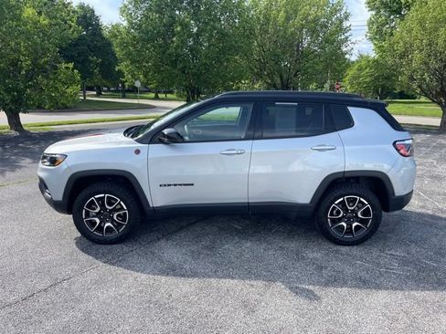 Used 2025 Jeep Compass Trailhawk AWD/4WD image 7