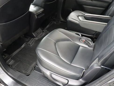 Used 2021 Toyota Highlander XLE AWD/4WD image 30