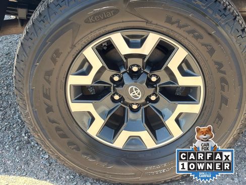 Used 2018 Toyota Tacoma TRD Off-Road AWD/4WD image 9
