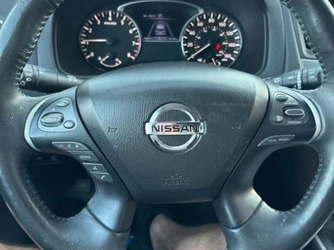 Used 2019 Nissan Pathfinder SL image 7