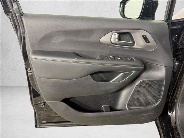 Used 2025 Chrysler Pacifica Select FWD image 10