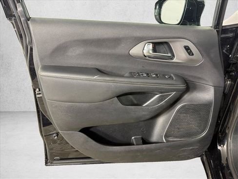 Used 2025 Chrysler Pacifica Select FWD image 10