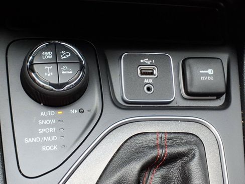 Used 2022 Jeep Cherokee Trailhawk w/ Comfort/Convenience Group AWD/4WD image 16