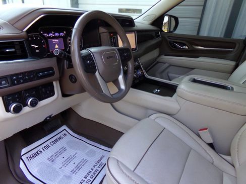 Used 2021 GMC Yukon XL Denali w/ Denali Premium Package image 18