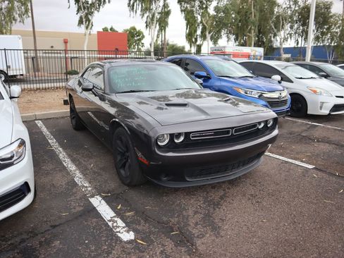 Used 2019 Dodge Challenger SXT image 3