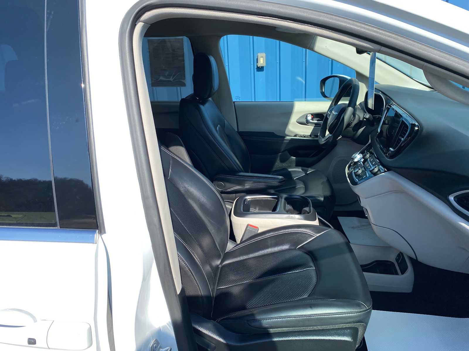 Used 2023 Chrysler Pacifica Touring-L FWD image 33