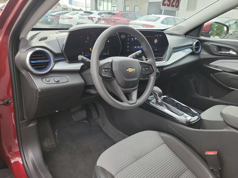 Used 2025 Chevrolet Trax LT FWD image 20