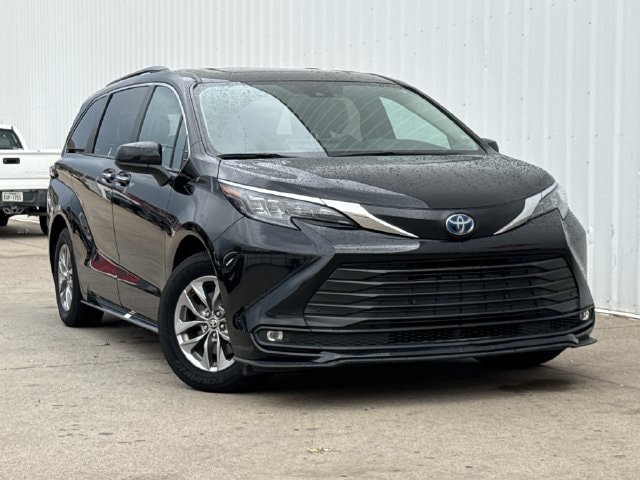 Used 2025 Toyota Sienna XLE FWD image 2