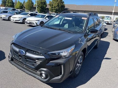 Used 2025 Subaru Outback Premium image 3