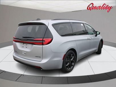 New 2026 Chrysler Pacifica Limited w/ Uconnect Theater Family Group