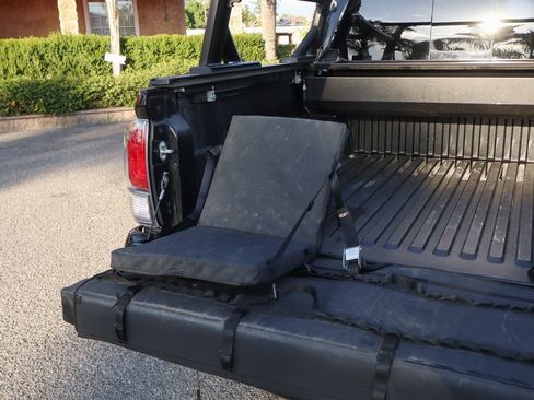 Used 2021 Toyota Tacoma TRD Off-Road image 10