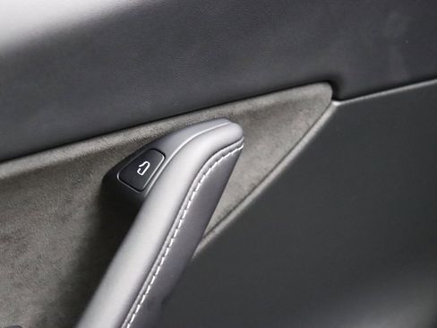 Used 2022 Tesla Model Y Long Range image 34