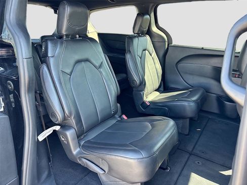 Used 2025 Chrysler Pacifica Select image 26
