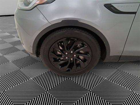 Used 2024 Land Rover Discovery S image 9