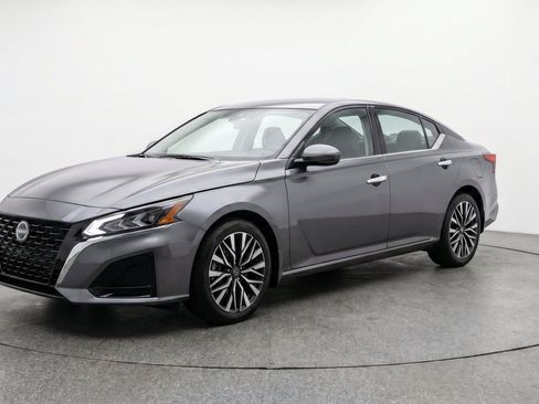 Used 2025 Nissan Altima 2.5 SV FWD image 3
