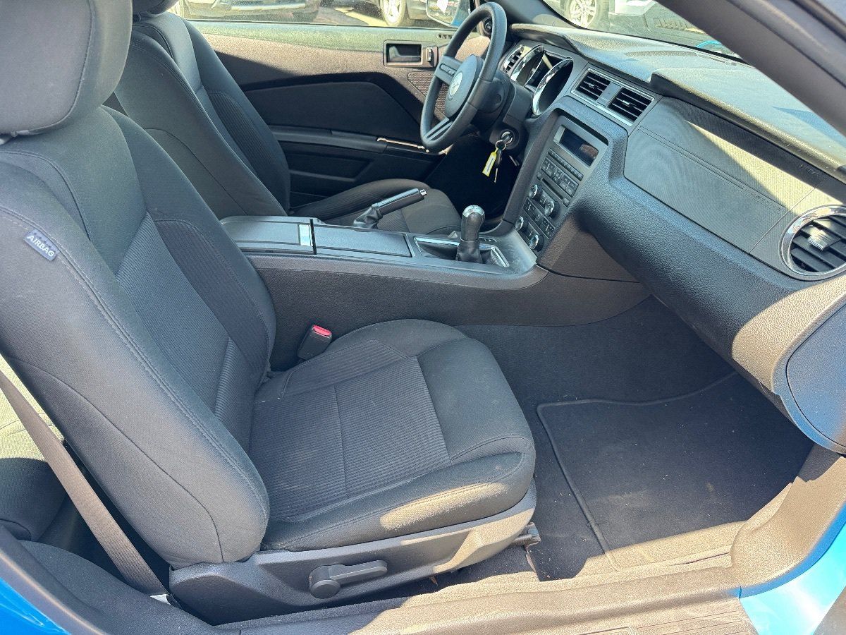 Used 2010 Ford Mustang Coupe RWD image 11