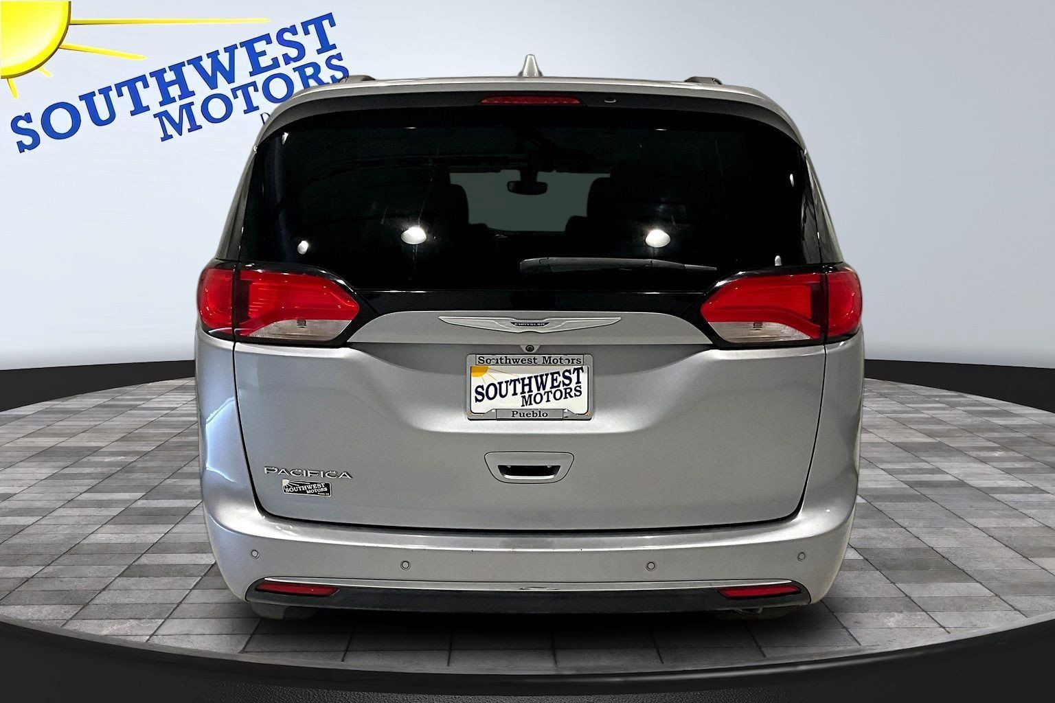 Used 2020 Chrysler Pacifica Touring-L w/ Tire & Wheel Group FWD image 6