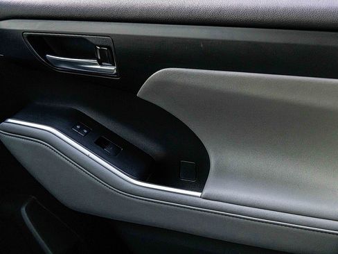 Used 2023 Toyota Highlander AWD image 15