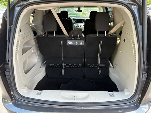 Used 2020 Chrysler Pacifica Touring FWD image 13