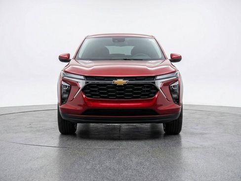 Used 2025 Chevrolet Trax LT w/ LT Convenience Package image 2